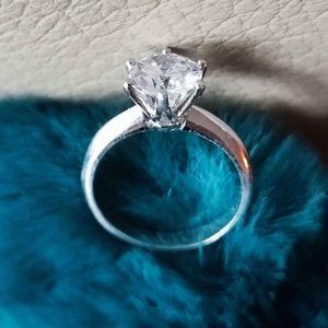 Cubic zirconia beautiful wedding style ring